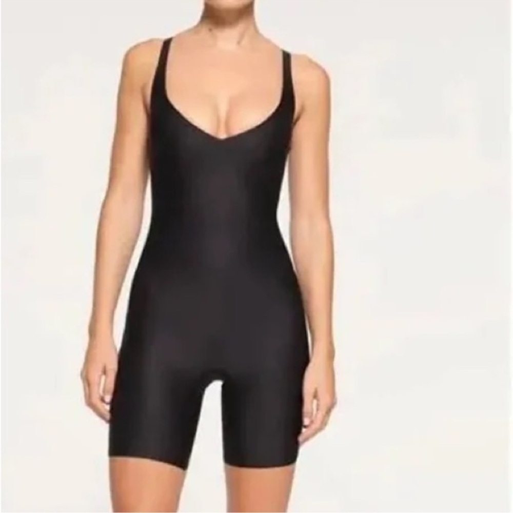 NWT SKIMS BODY UNLINED PLUNGE MID THIGH BODYSUIT ONYX MEDIUM